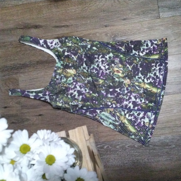 EUC: LULULEMON, AMALA TANK; FLORAL, MULTI-WHITE, SZ.4. SEP. LISTING-MATCH SHORTS - Picture 6 of 9